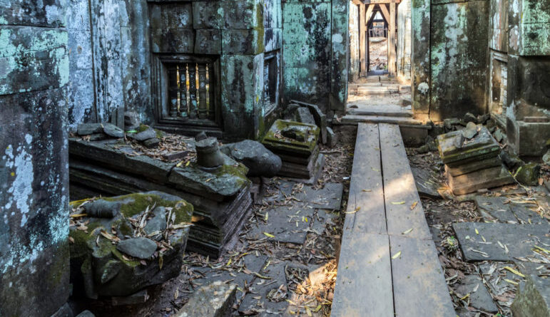 Kamboçya'daki Koh Ker kompleksi gibi antik tapınaklardan yağmalanan eserler, Amerika Birleşik Devletleri'ndeki müzayede evlerinde milyonlarca dolara satıldı. Resim: Shutterstock